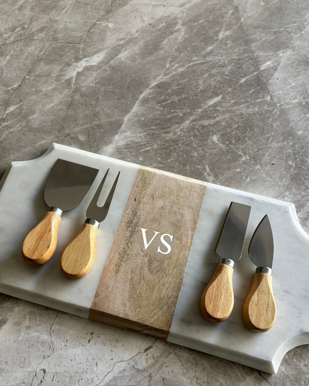 Cheeseboard & Knives